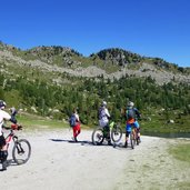 ciclisti mountain bikers ebike a pradalago