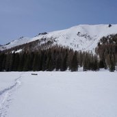 orme ciaspole nella neve presso forcella calaita