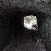 cammino jacopeo d anaunia per san romedio scavato nella roccia