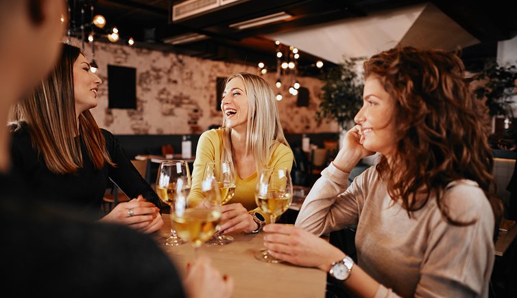 Adobe Stock lokal unterhaltung bar wein lachen personen