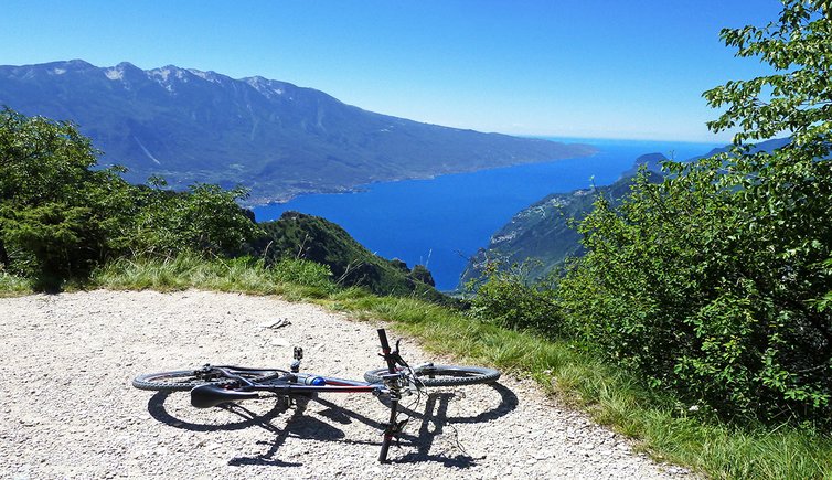 bici mountain bike tremalzo passo vil vista su lago