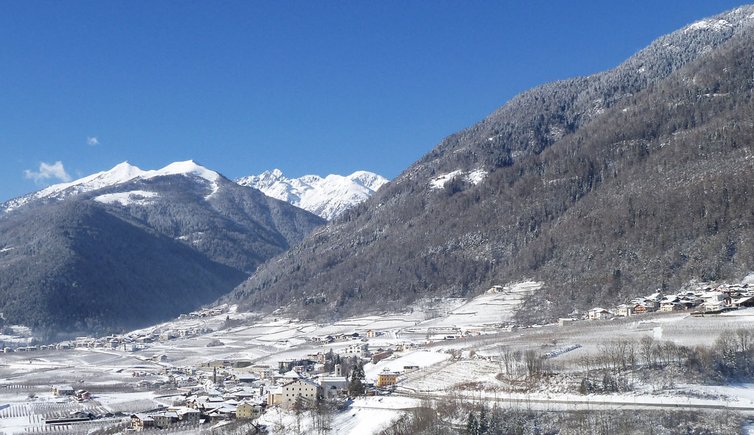 caldes inverno sfondo con cimon di bolentina e ingresso val di rabbi