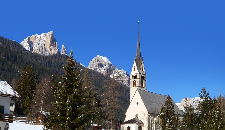 vigo di fassa inverno chiesa san giovanni dietro gruppo sassolungo