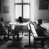 Cucitrici al lavoro su cuscini e sull'arazzo Serrada Rovereto ca Mart Archivio del Fondo Depero