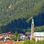 Val di Fassa Pozza di Fassa paese chiesa nuova