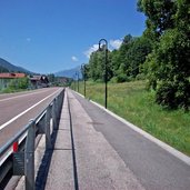 commezzadura ciclopedonale accanto a strada del tonale