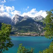 molveno lago di molveno con dolomiti di brenta