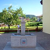 amblar fontana di granito con stemma comunale