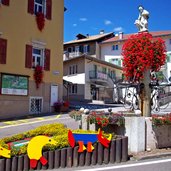 fondo piazza san giovanni con memorial dedicato a fortunato depero