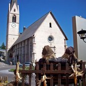 cles spaventapasseri guardano chiesa santa maria assunta