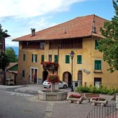 malosco piazza centro con fontana