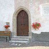 Valle di Primiero Tonadico entrata chiesa di san vittore con targa don Fuganti