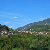 san lorenzo in banale e a sinistra dorsino