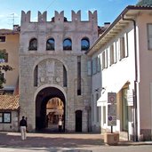 riva del garda via fiume con porta san marco