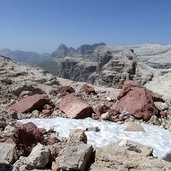 sassi rossi e resti di neve