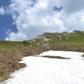 schneefeld im sommer am latemar