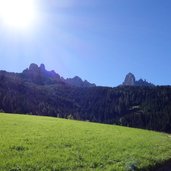 weg bei obereggen richtung karersee blick auf latemar