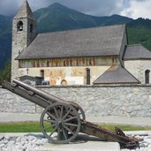 pinzolo chiesa di san vigilio davanti cannone