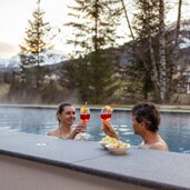 Aperitivo in piscina con modelli