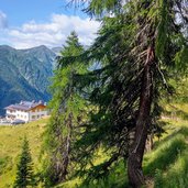 Vista della Malga Mondent dal sentiero iniziale