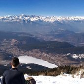 vista del Lago di Pine ghiacciato con le Dolomiti di Brenta sullo sfondo