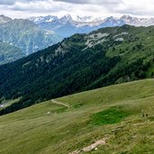 Ritorno alla malga con vista della malga stessa sullo sfondo