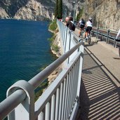 lago di garda trentino percorso pedonale e parzialmente ciclabile tra torbole e riva