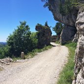 strada tremalzo sentiero monsignor giovanni antonioli presso monte nota