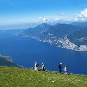 escursionisti sul monte baldo sfondo lago di garda