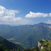 sentiero b da monte spil verso passo del menderle e vista su vallarsa fr