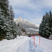 val sen nicolo e pozza di fassa e sullo sfondo catinaccio inverno