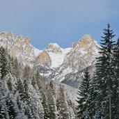 val sen nicolo e sullo sfondo catinaccio inverno