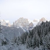 val sen nicolo e sullo sfondo catinaccio inverno