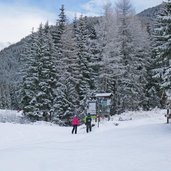 escursionisti presso bivio val monzoni inverno