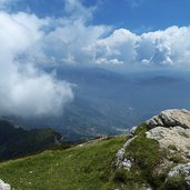 vetta del monte stivo nebbia val d adige vallagarina