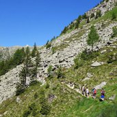 escursionisti su sentiero per lago serodoli