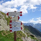 segnavia sentieri incrocio presso lago serodoli