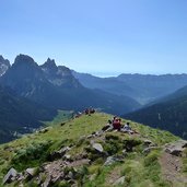 escursionisti sulla vetta della cavallazza