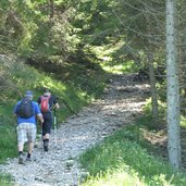 sentiero sat per cima vezzena escursionisti