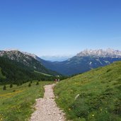 sentiero con catinaccio e passo di lusia