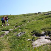 escursionisti sul sentiero alpe lusia