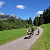 pista ciclabile val di fassa presso sen jan