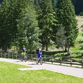 pista ciclabile lungo avisio presso pera di fassa ciclisti