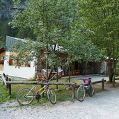 biciclette a inizio percorso val d ambiez presso ristoro dolomiti