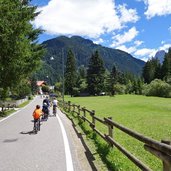 pista ciclabile val di fassa presso canazei