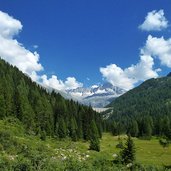 vista verso diga del lago di malga bissina e adamello