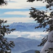 vista verso gruppo della vigolana e nebbia in valle inverno