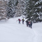 sentiero inverno presso malga rodeza ciaspole sulla neve