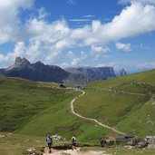 vista su giogo di fassa con rifugio sassopiatto e sfondo con denti di terra rossa