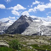 cascata dal ghiacciaio adamello vedretta del mandrone